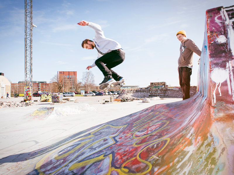 Kannen kuvakollaasi kuvaa kulttuuriperinnön monimuotoisuutta ja elämistä arjessa. Kulttuuriperintöä on muun muassa piparien leivonta, skeittaus, soittaminen ja käsityöt.
